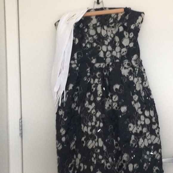 Naeen Khan evening gown and white gloves - Picture 2 of 3